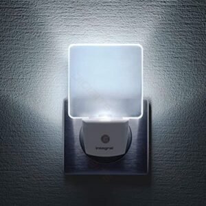 Integral auto-sensor night light